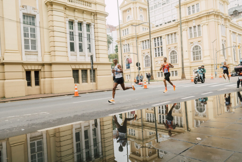 Tradicional evento do calendário de corridas de rua do Brasil será realizado nos dias 7 e 8 de junho, com provas de 42,195 km, 21,097 km, 10 km e 5 km - Fotos: Na Buena Onda/Olympikus/Maratona Internacional de Porto Alegre